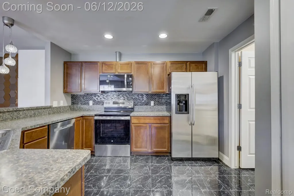 29941 Fox Run Circle Warren City MI 48092