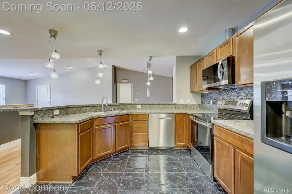 29941 Fox Run Circle Warren City MI 48092
