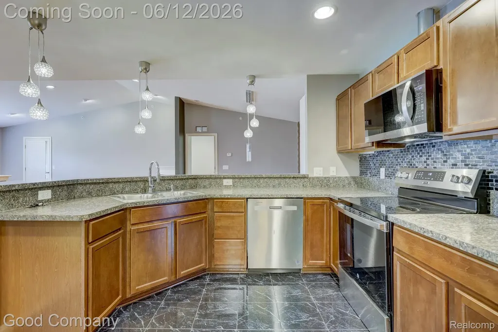 29941 Fox Run Circle Warren City MI 48092