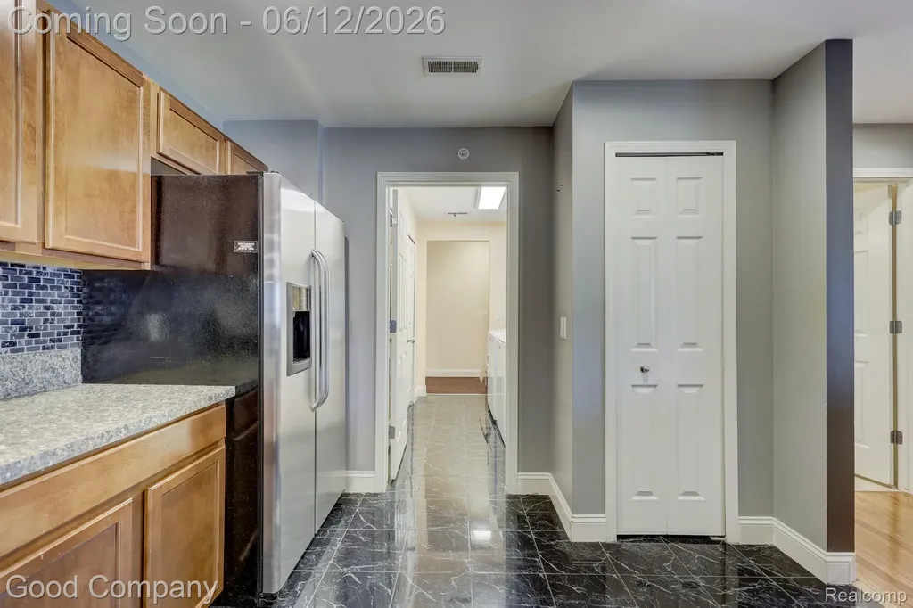 29941 Fox Run Circle Warren City MI 48092