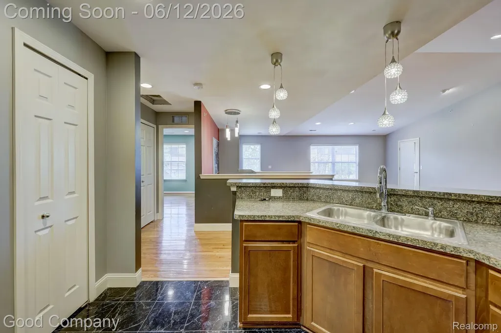 29941 Fox Run Circle Warren City MI 48092