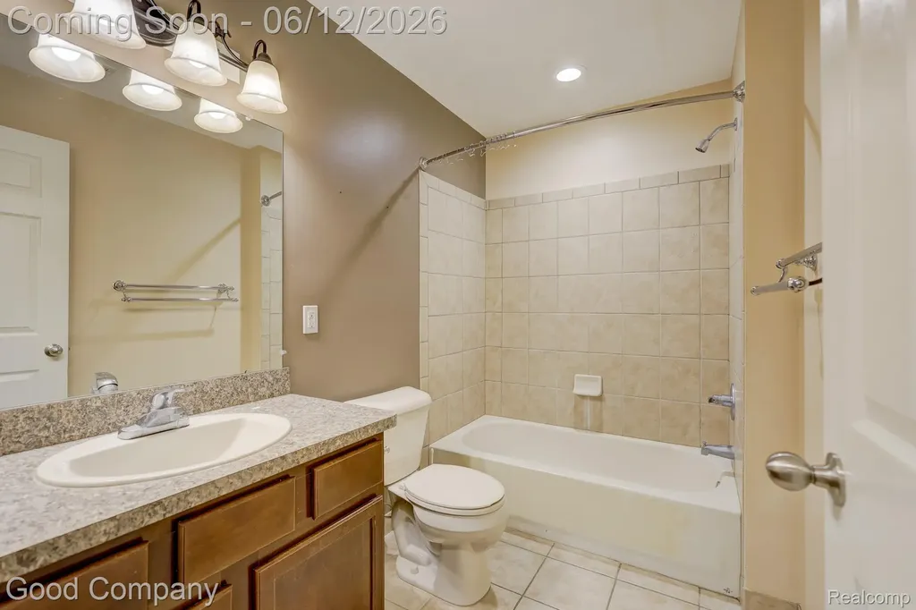 29941 Fox Run Circle Warren City MI 48092