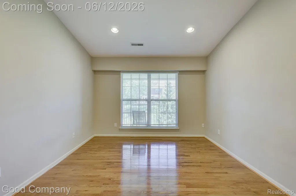 29941 Fox Run Circle Warren City MI 48092