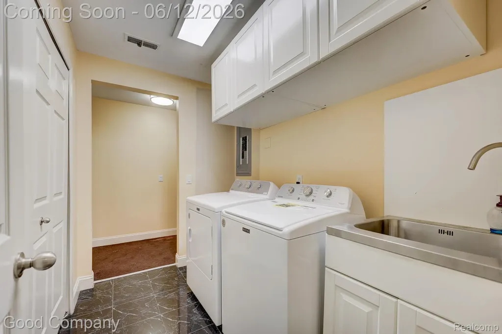 29941 Fox Run Circle Warren City MI 48092