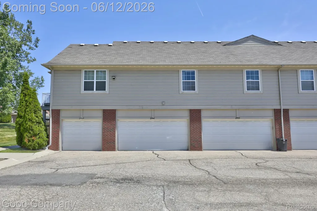 29941 Fox Run Circle Warren City MI 48092