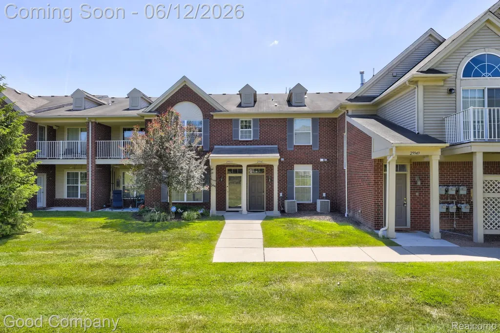 29941 Fox Run Circle Warren City MI 48092