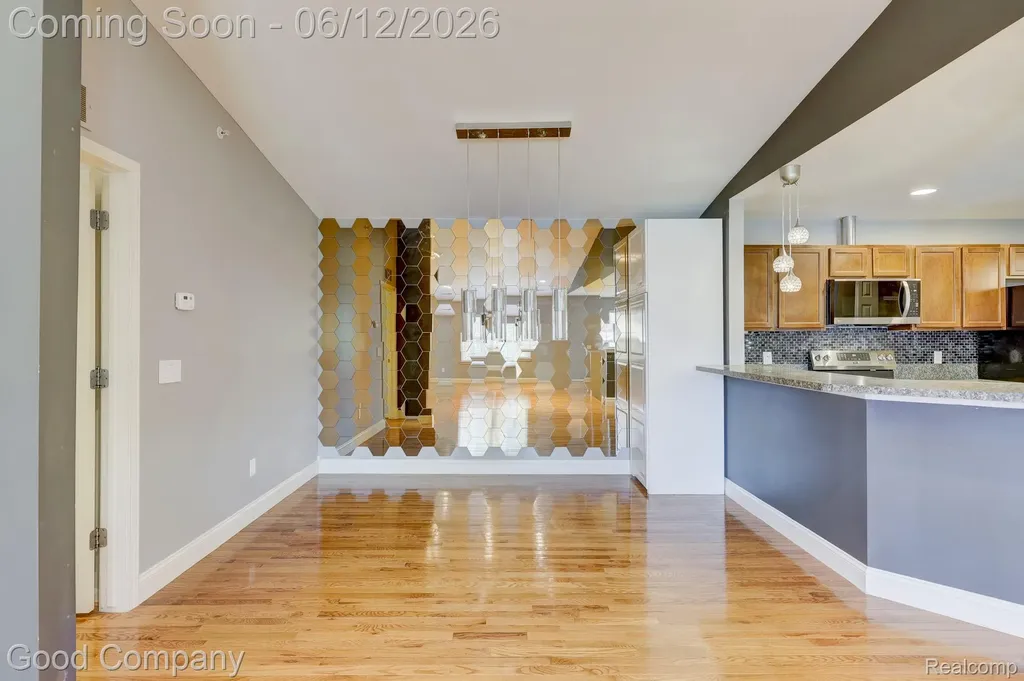 29941 Fox Run Circle Warren City MI 48092