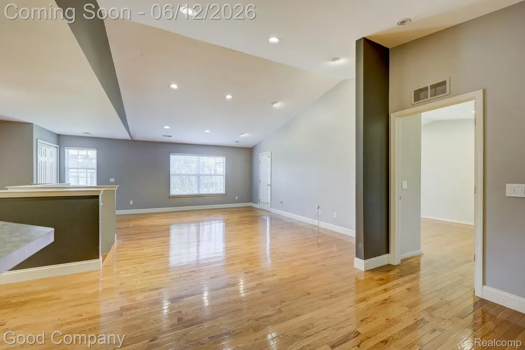 29941 Fox Run Circle Warren City MI 48092