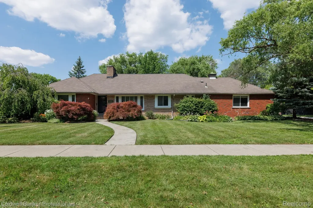 1416 N Renaud Road Grosse Pointe Woods City MI 48236