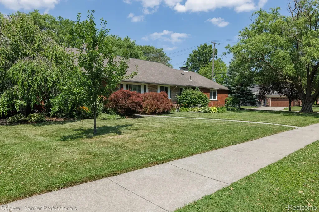 1416 N Renaud Road Grosse Pointe Woods City MI 48236
