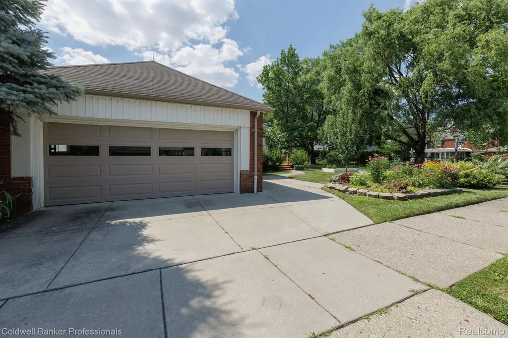 1416 N Renaud Road Grosse Pointe Woods City MI 48236