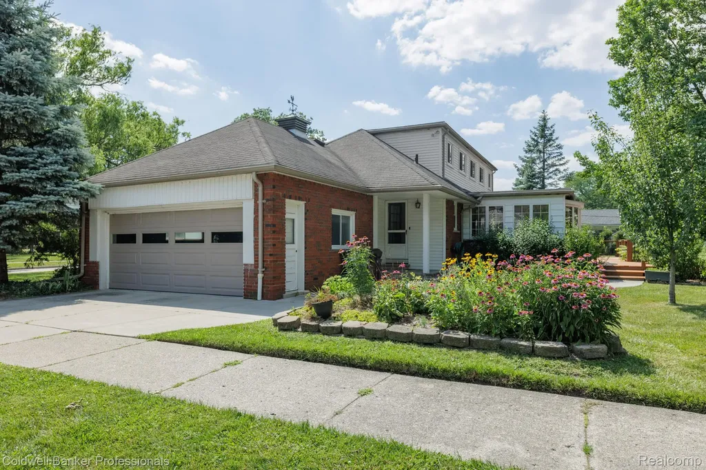 1416 N Renaud Road Grosse Pointe Woods City MI 48236
