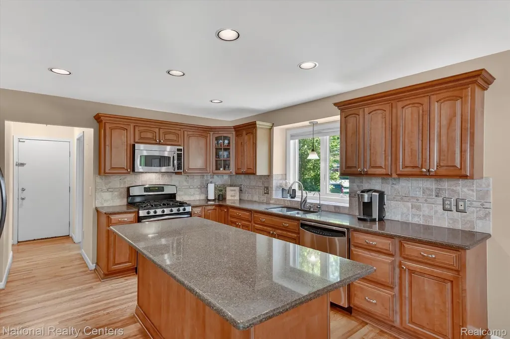 9326 Park Lane Commerce Charter Township MI 48382