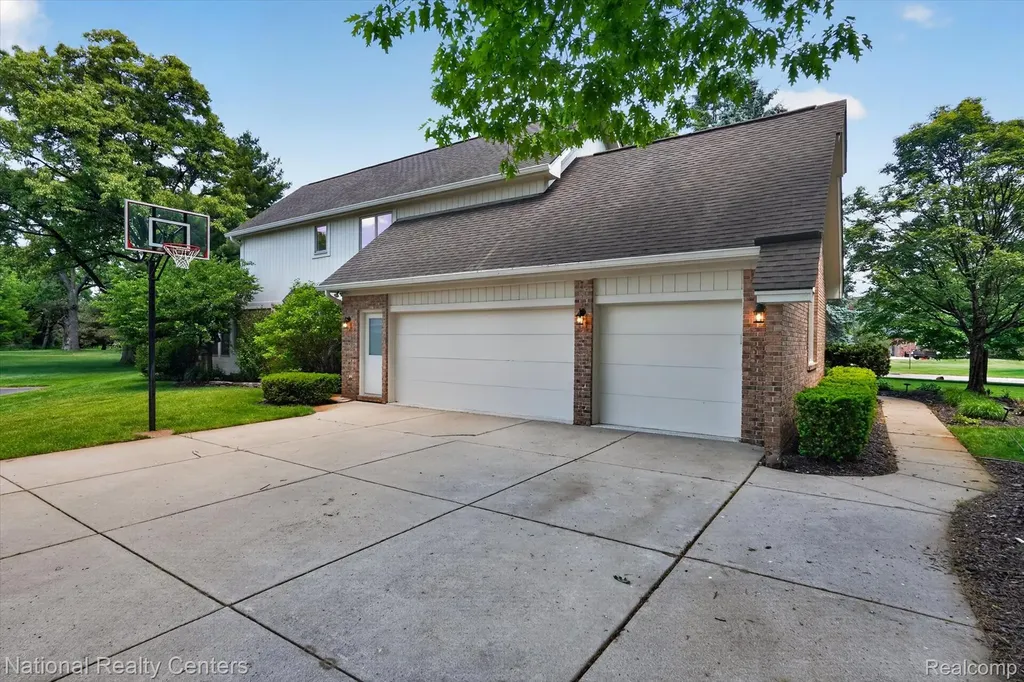 9326 Park Lane Commerce Charter Township MI 48382
