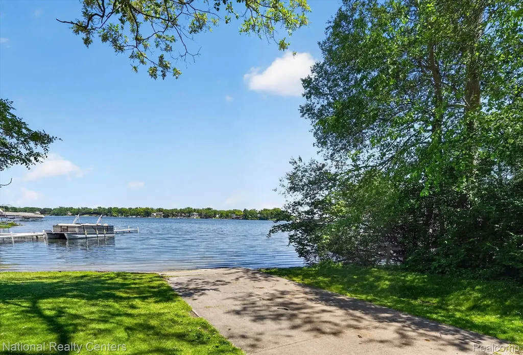 9326 Park Lane Commerce Charter Township MI 48382