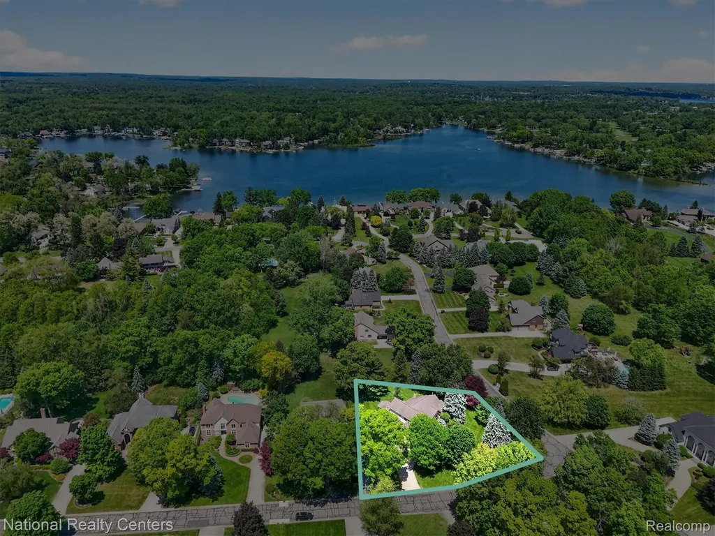 9326 Park Lane Commerce Charter Township MI 48382
