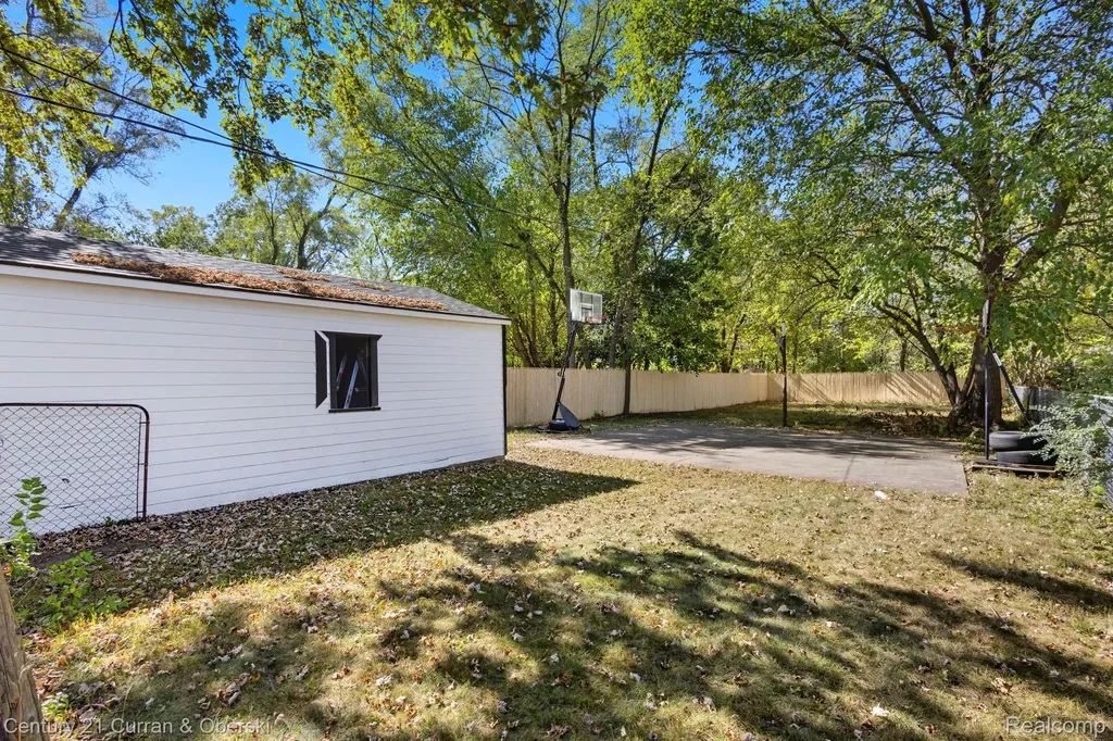 19977 Santa Barbara Drive Detroit City MI 48221