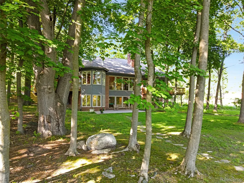 2323 Addaleen Road Highland Charter Township MI 48357