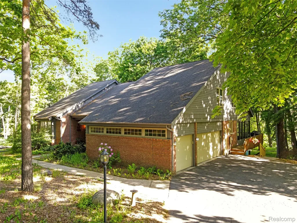 2323 Addaleen Road Highland Charter Township MI 48357