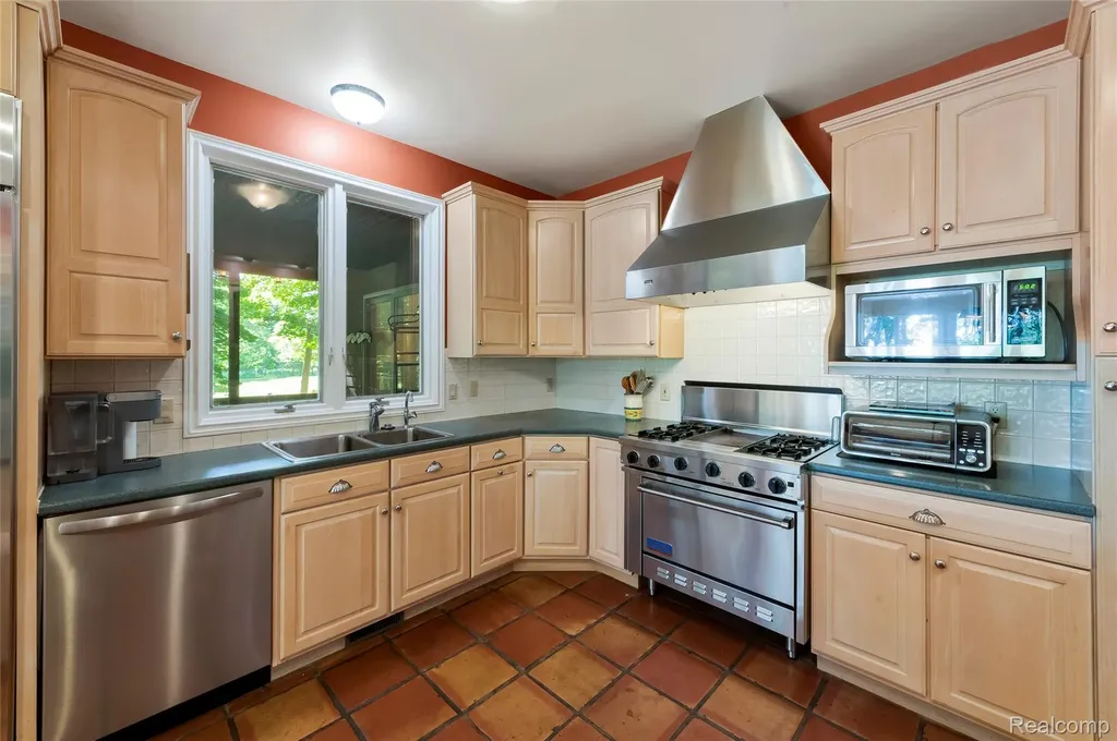 2323 Addaleen Road Highland Charter Township MI 48357