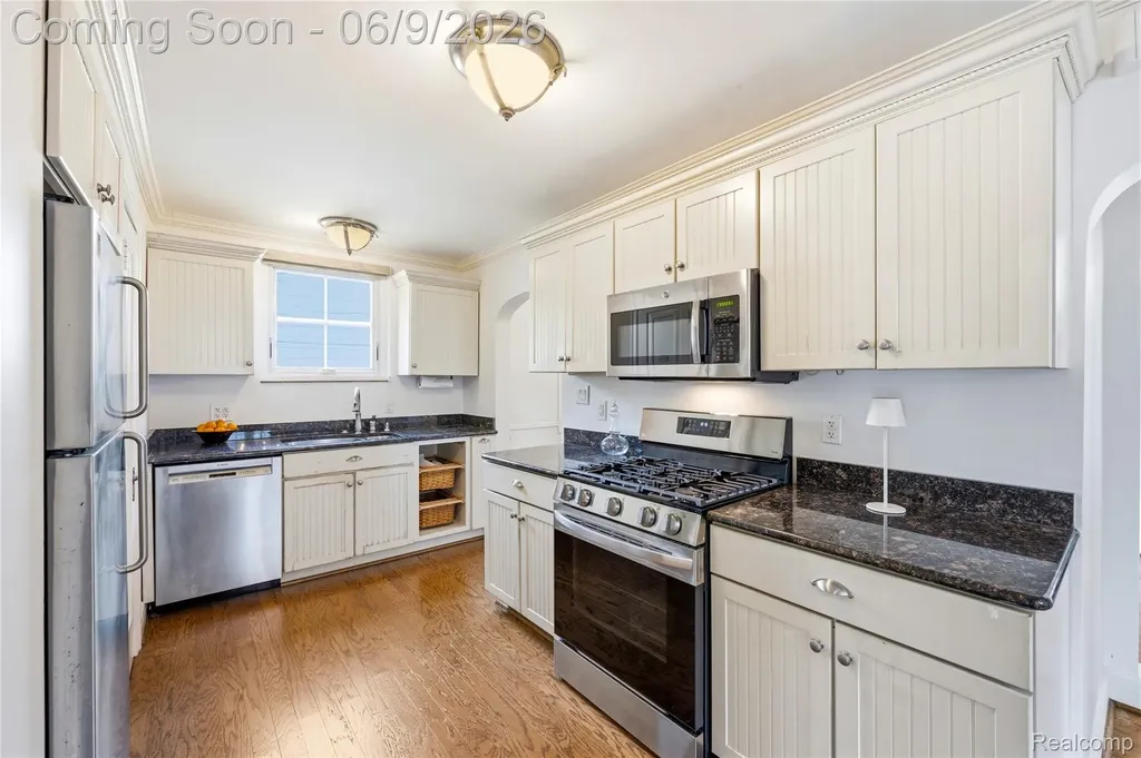 250 Pleasant Street Birmingham City MI 48009