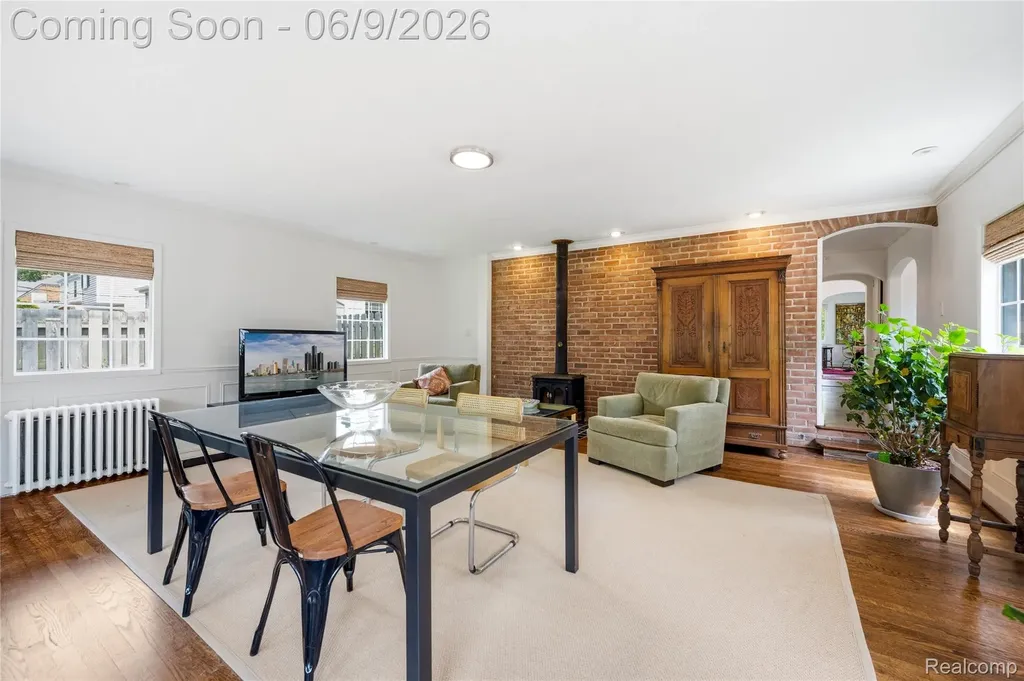 250 Pleasant Street Birmingham City MI 48009