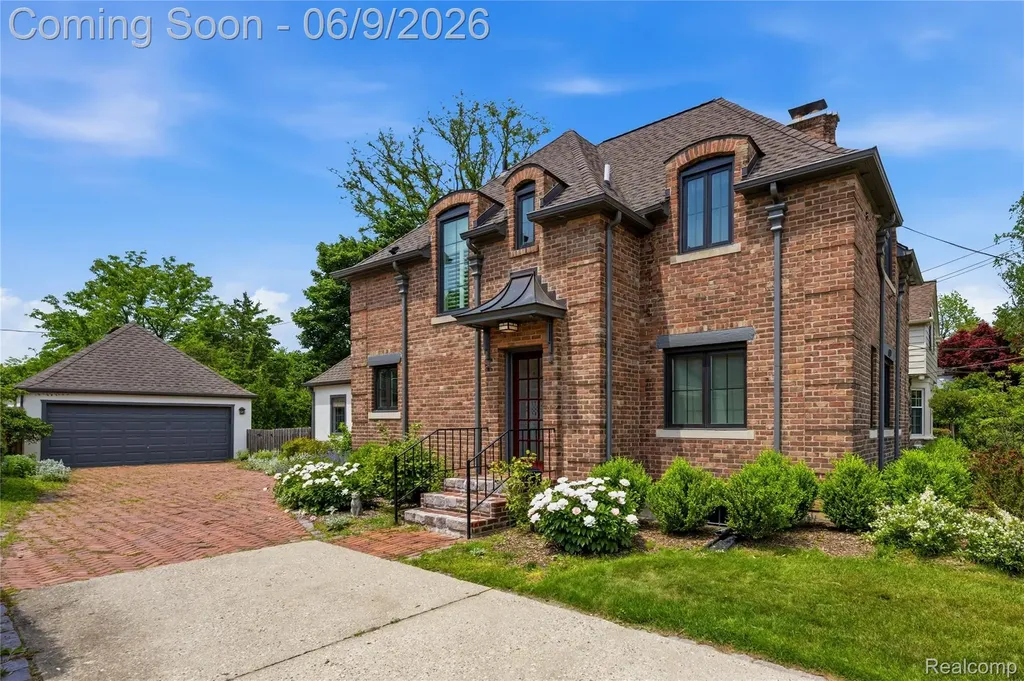 250 Pleasant Street Birmingham City MI 48009