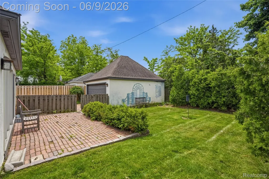 250 Pleasant Street Birmingham City MI 48009