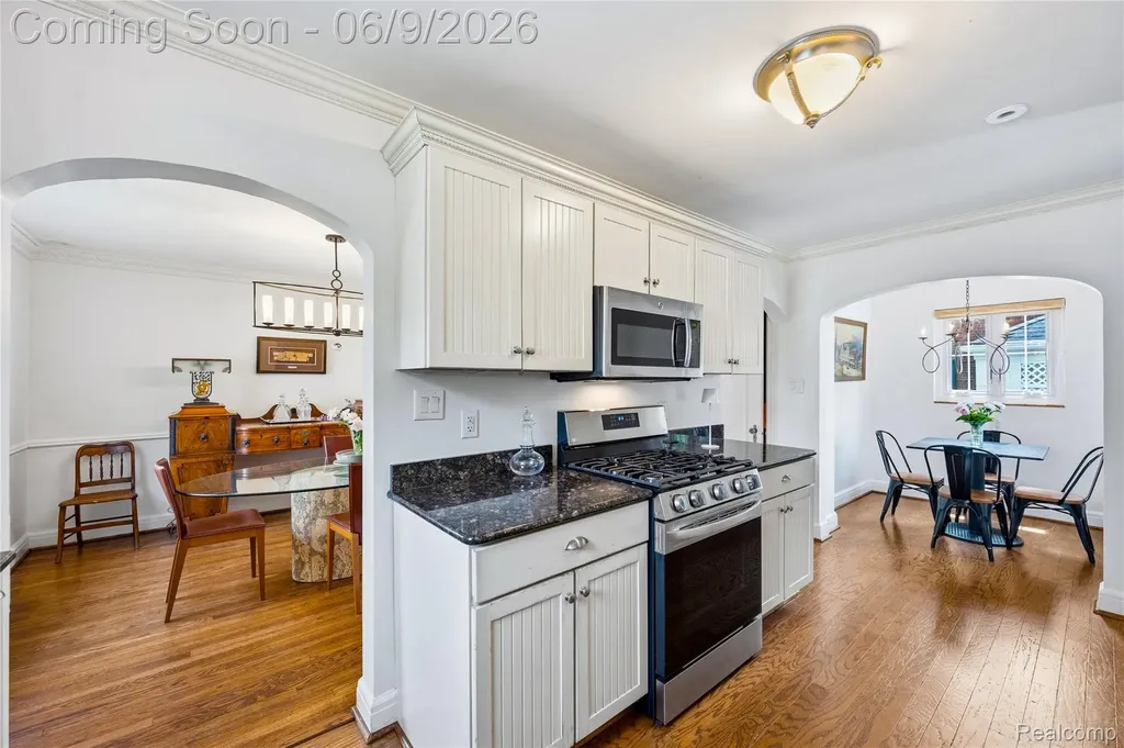 250 Pleasant Street Birmingham City MI 48009