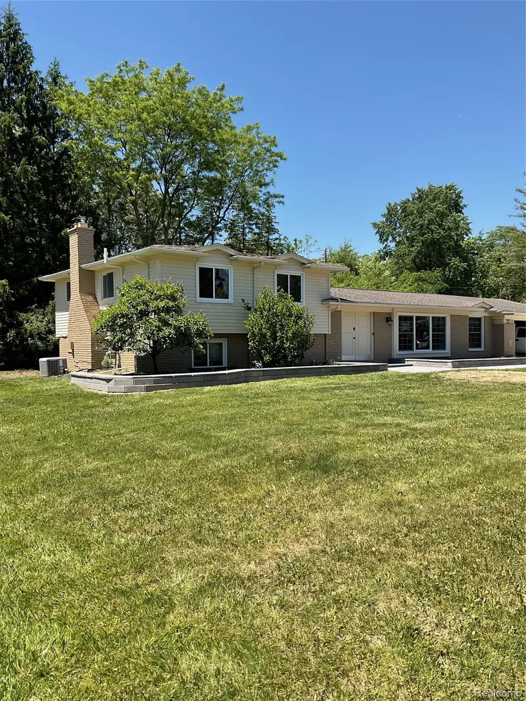 7096 Riverstone Road West Bloomfield Charter Township MI 48322
