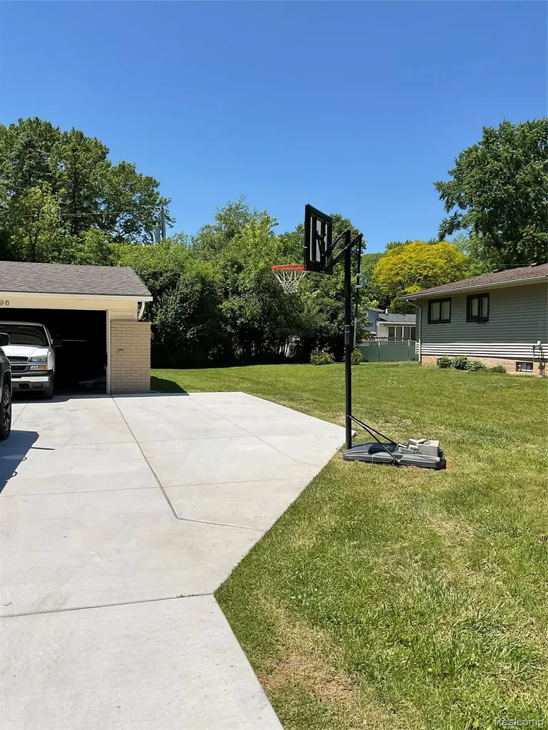 7096 Riverstone Road West Bloomfield Charter Township MI 48322
