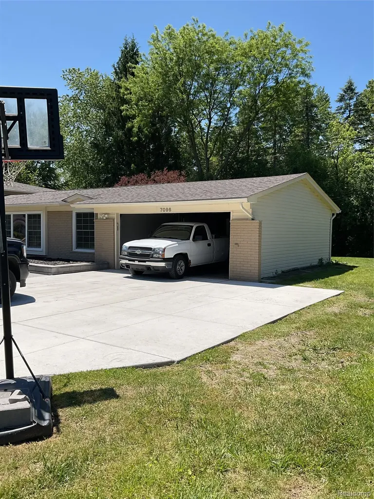 7096 Riverstone Road West Bloomfield Charter Township MI 48322