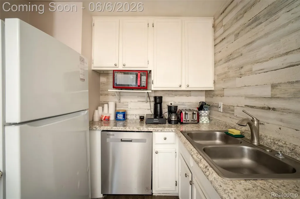 15251 Wildwood Street Roseville City MI 48066