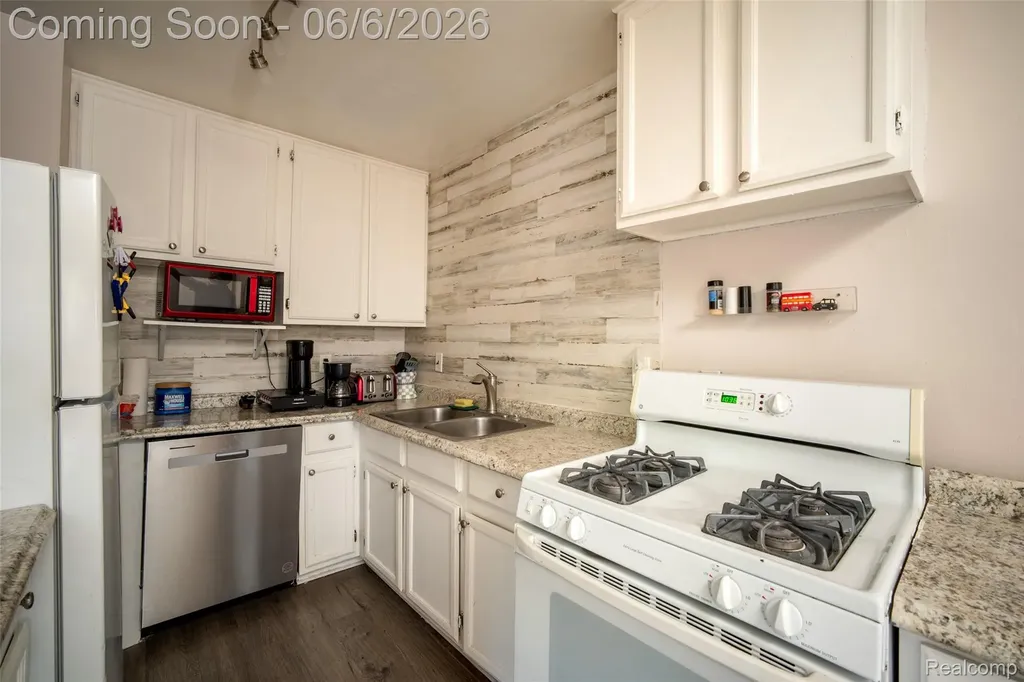 15251 Wildwood Street Roseville City MI 48066