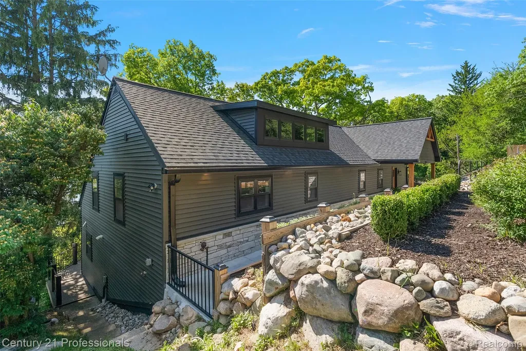 1420 Pettibone Lake Road Highland Charter Township MI 48356