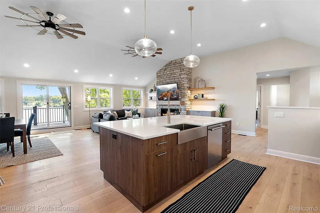 1420 Pettibone Lake Road Highland Charter Township MI 48356