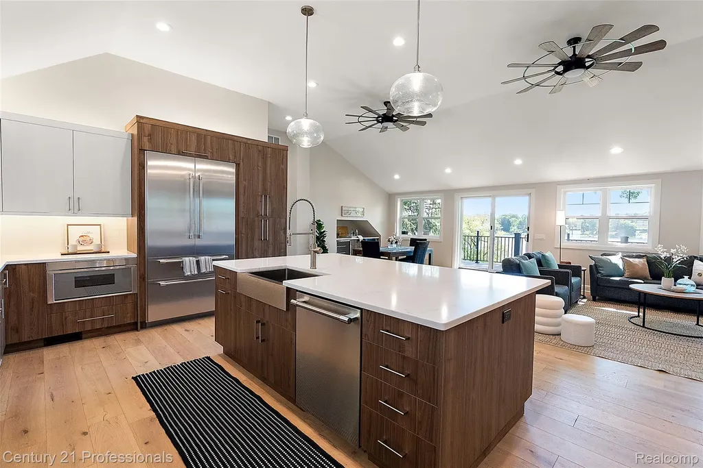 1420 Pettibone Lake Road Highland Charter Township MI 48356
