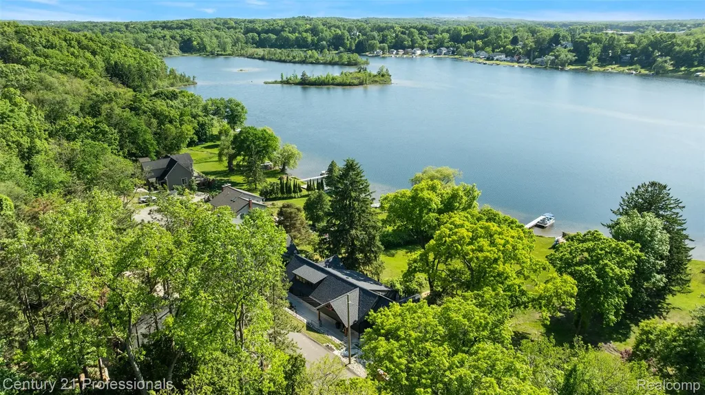 1420 Pettibone Lake Road Highland Charter Township MI 48356