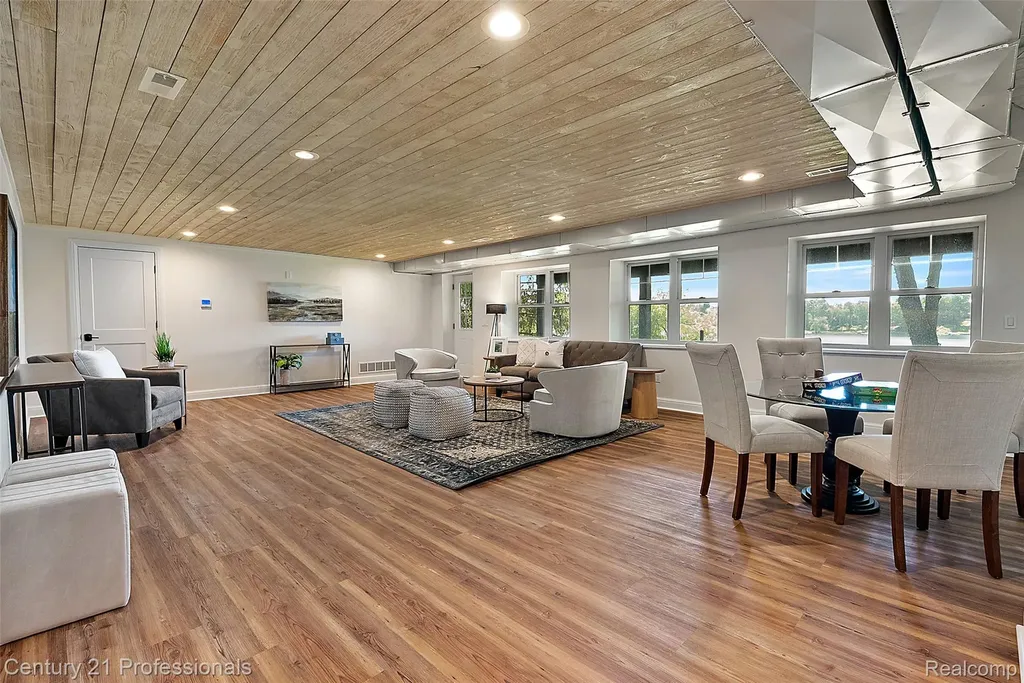 1420 Pettibone Lake Road Highland Charter Township MI 48356