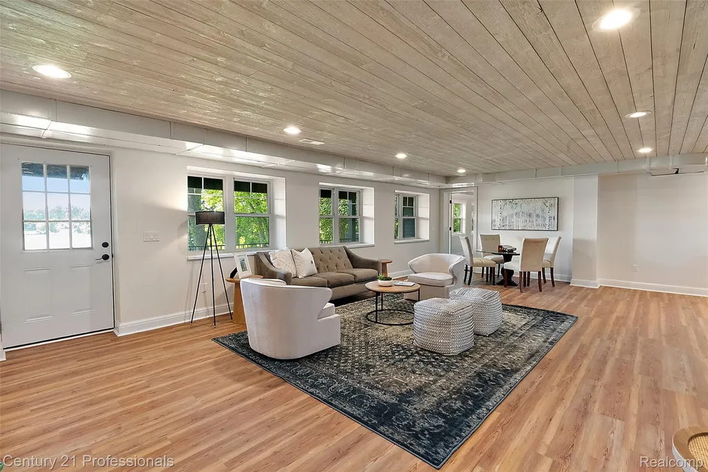 1420 Pettibone Lake Road Highland Charter Township MI 48356