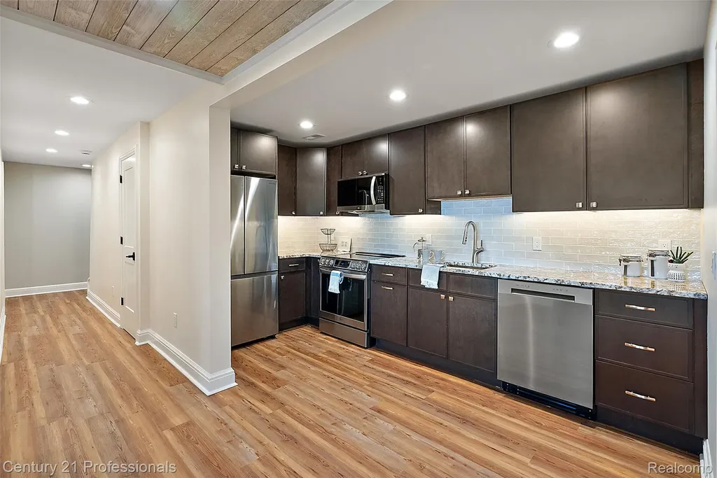 1420 Pettibone Lake Road Highland Charter Township MI 48356