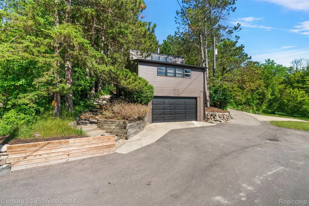 1420 Pettibone Lake Road Highland Charter Township MI 48356