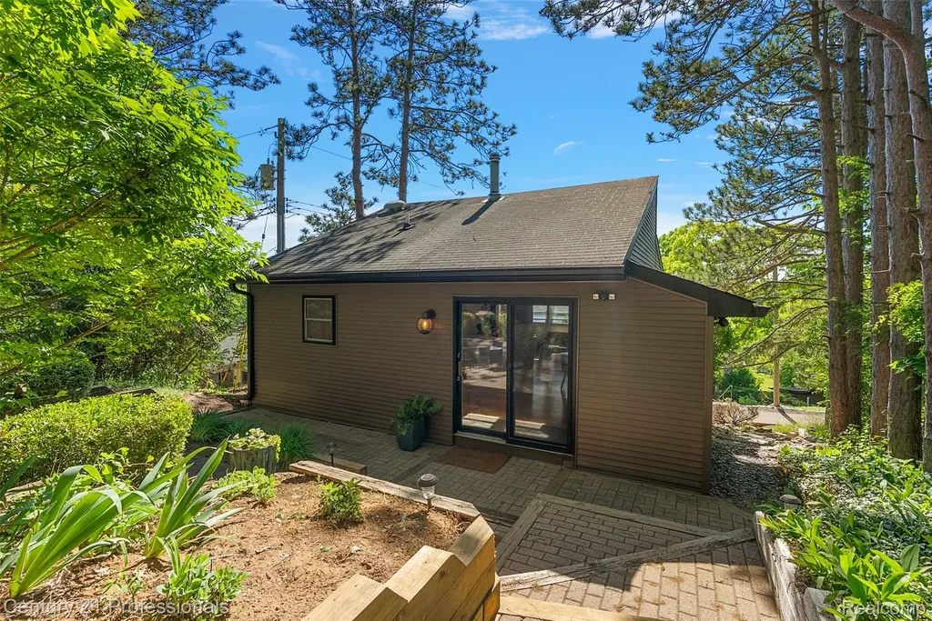 1420 Pettibone Lake Road Highland Charter Township MI 48356