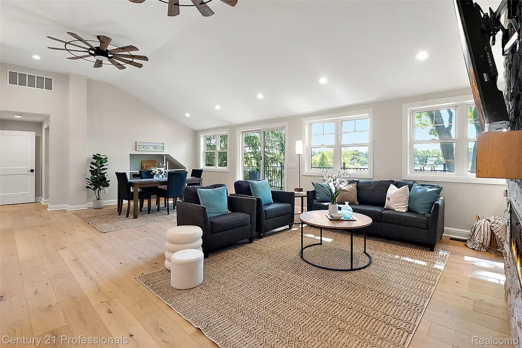 1420 Pettibone Lake Road Highland Charter Township MI 48356