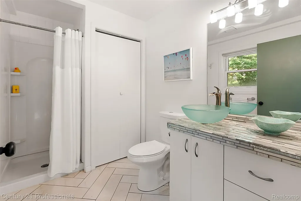 1420 Pettibone Lake Road Highland Charter Township MI 48356