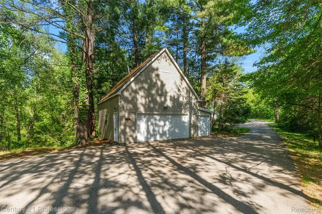 1420 Pettibone Lake Road Highland Charter Township MI 48356