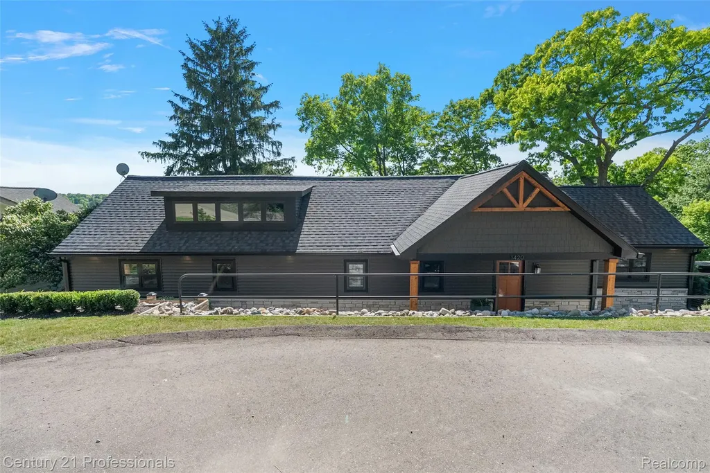 1420 Pettibone Lake Road Highland Charter Township MI 48356