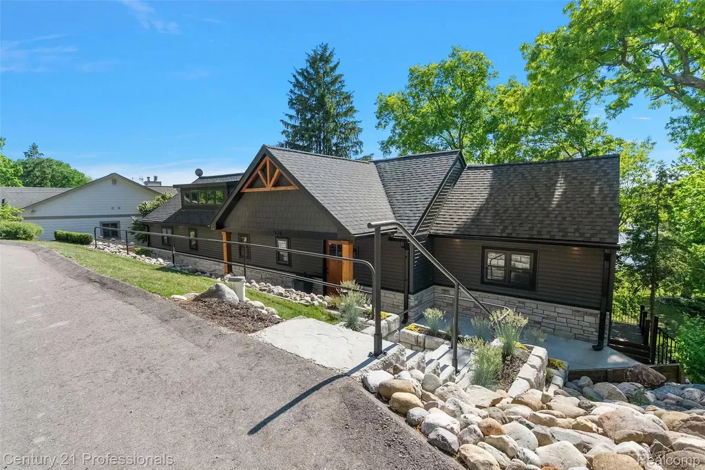 1420 Pettibone Lake Road Highland Charter Township MI 48356