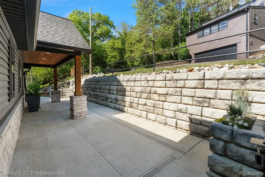 1420 Pettibone Lake Road Highland Charter Township MI 48356