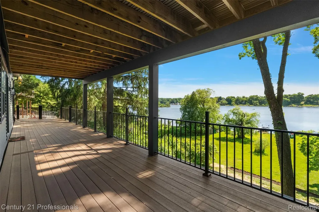 1420 Pettibone Lake Road Highland Charter Township MI 48356
